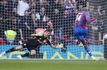 ¿No podía hacer más? Los dos golazos que eliminaron a Dibu Martínez en la FA Cup
