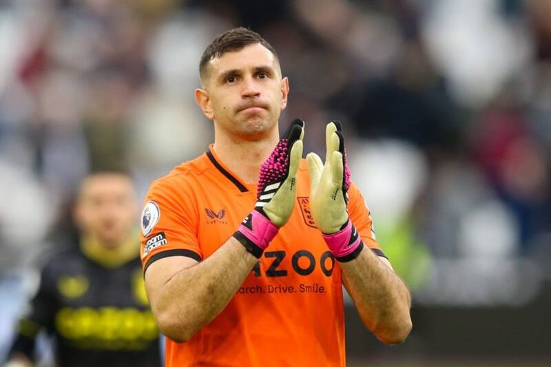 Emiliano Dibu Martínez, arquero del Aston Villa, sustituiría a Lionel Messi en la nómina de Argentina para París 2024.