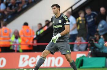 Nominado al mejor del mundo y sin club que lo quiera: Dibu Martínez otra vez en el Balón de Oro