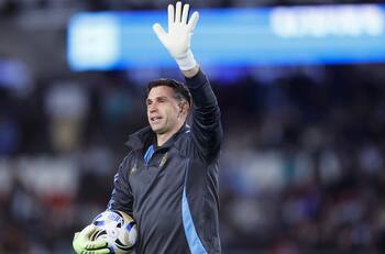 Dibu Martínez eligió al “mejor arquero de la historia”: asegura que no es él