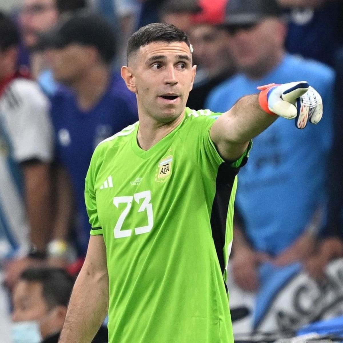 VIDEO | Dibu Martínez vuelve a la cábala de Qatar 2022 y lucirá jugado look ante Cabo Verde en el Mundial 2026