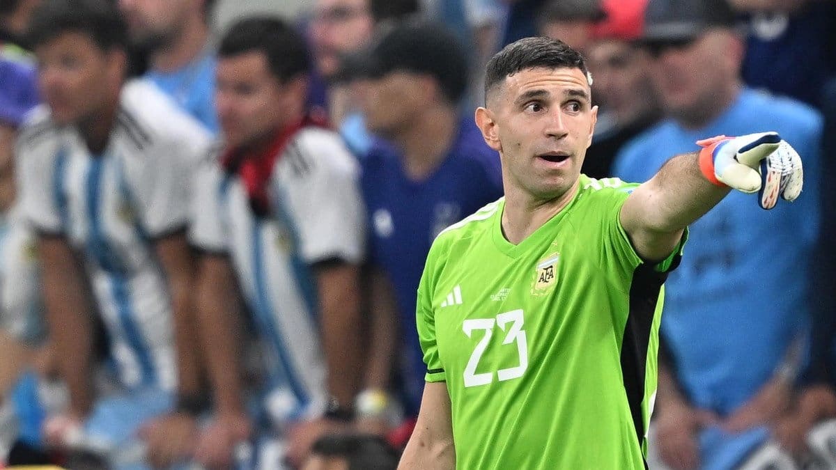 VIDEO | Dibu Martínez vuelve a la cábala de Qatar 2022 y lucirá jugado look ante Cabo Verde en el Mundial 2026