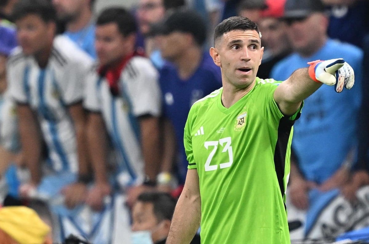 VIDEO | Dibu Martínez vuelve a la cábala de Qatar 2022 y lucirá jugado look ante Cabo Verde en el Mundial 2026