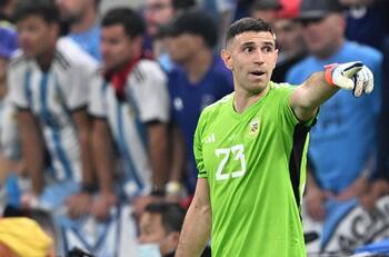 VIDEO | Dibu Martínez sorprende con llamativo corte de pelo para la fecha FIFA