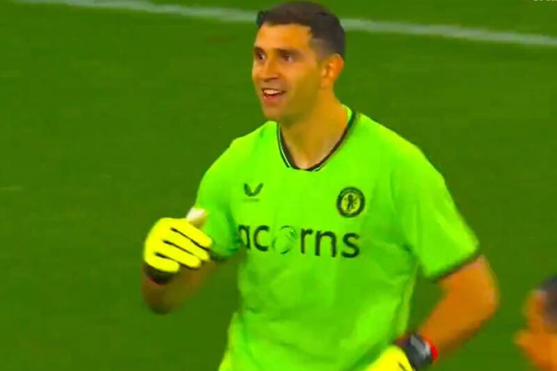 Las clásicas celebraciones burlescas del argentino volvieron a aparecer en el partido Aston Villa vs Lille.