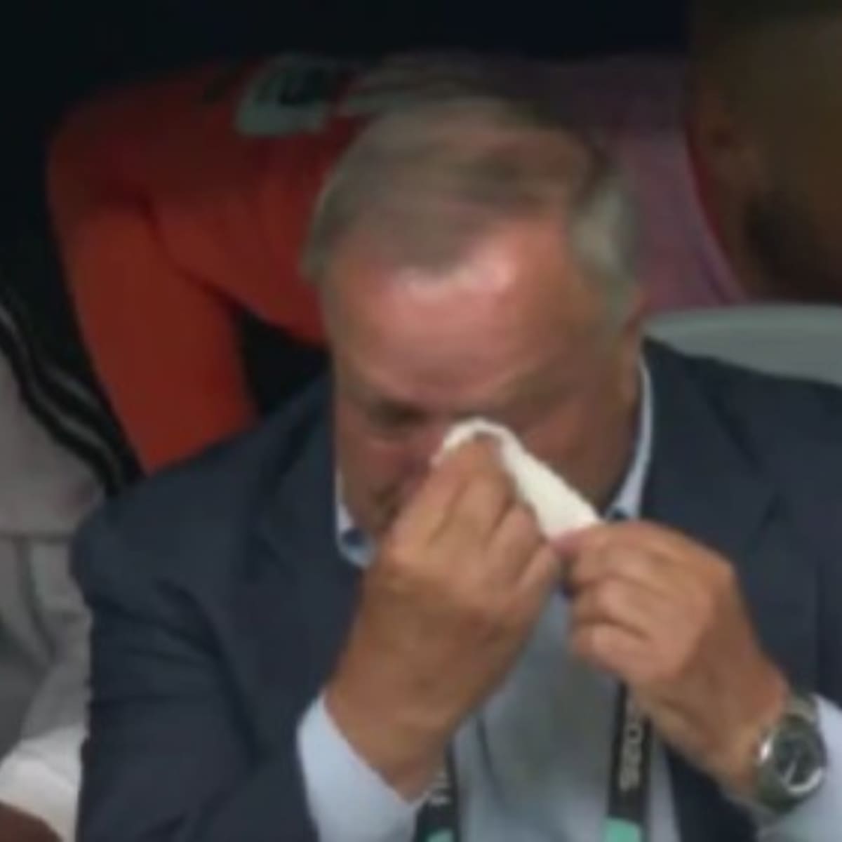 VIDEO | No aguantó: DT de Curazao se emocionó hasta las lágrimas en pleno partido frente a Alemania