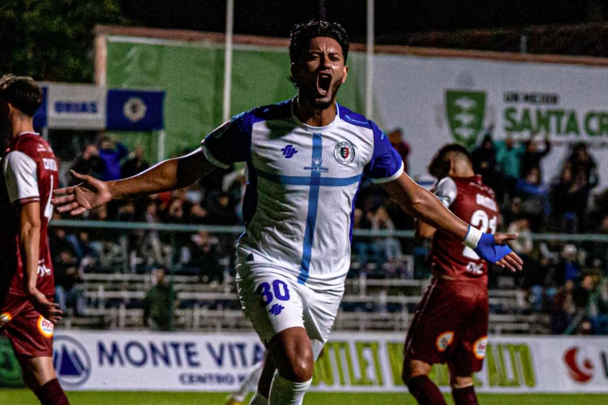El delantero en Deportes Santa Cruz. Foto: @_d1egoarias en Instagram.