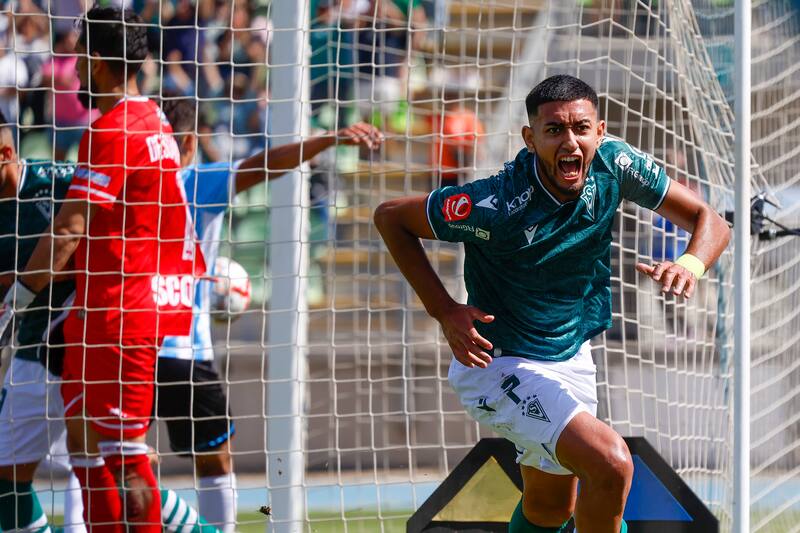 Diego Arias seguirá en Santiago Wanderers para 2025.