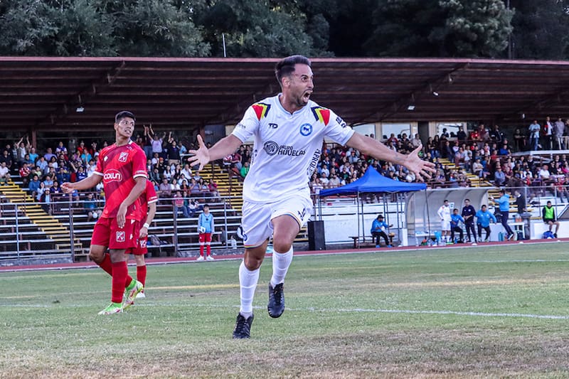 Diego Bielkiewicz se alza como la principal figura de Provincial Osorno. Crédito: Campeonatochileno.cl.