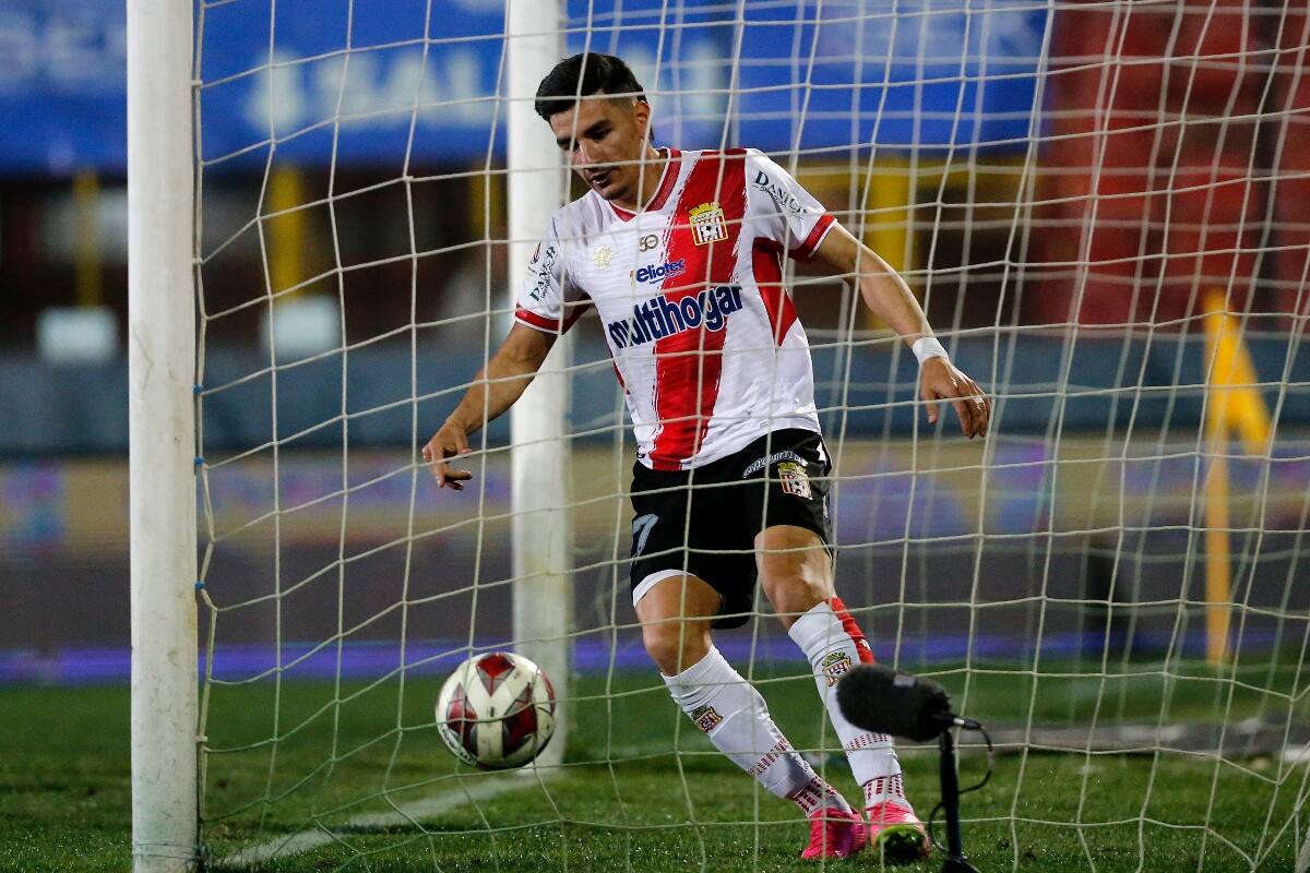 seguirá su carrera en el fútbol chileno, pero lejos de Curicó. Foto: Agencia Aton.