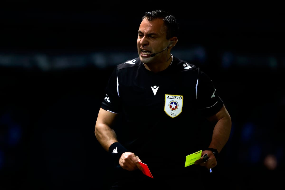 El juez profesional de Primera división también trabaja como gendarme. Según Tobar, es una de las excepciones, ya que la mayoría está dedicado completamente al referato.