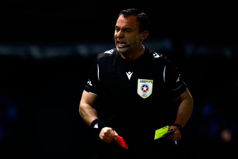 El juez profesional de Primera división también trabaja como gendarme. Según Tobar, es una de las excepciones, ya que la mayoría está dedicado completamente al referato.