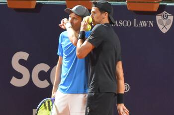 ¡Crack! El exfutbolista Diego Forlán hizo su debut en el tenis con este tremendo punto en el Uruguay Open