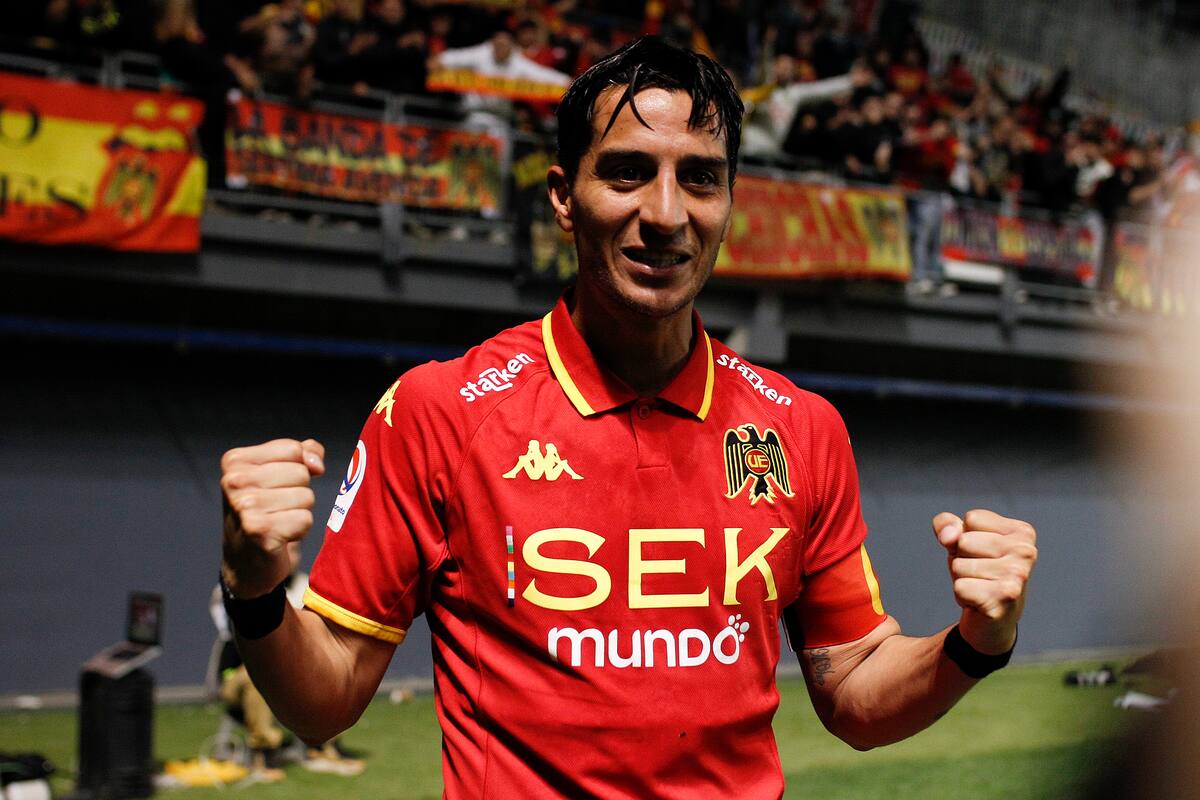 Diego González celebrando su gol ante la UC por el Campeonato Nacional.