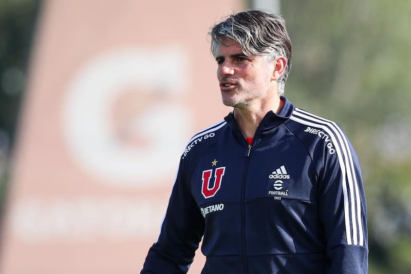 con el buzo de Club Universidad de Chile. Foto: Aton.
