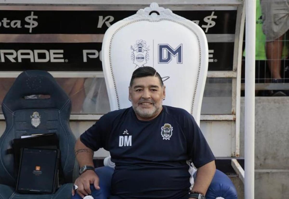 ocupando su trono mientras dirigía a Gimnasia y Esgrima La Plata