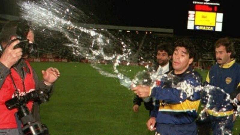Diego Maradona vs Colo Colo en el Estadio Monumental en 1997.