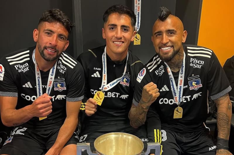 El mediocampista soñaba con ser el próximo Arturo Vidal y terminó siendo compañero de equipo del volante. Foto: Diego Plaza en Instagram.