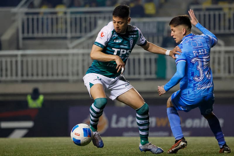 El jugador enfrentando a Santiago Wanderers con la camiseta de San Marcos. Foto: Agencia Aton.