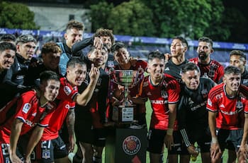 Debe volver a Colo Colo y mientras vive unas particulares vacaciones: paseo por las favelas y fútbol callejero