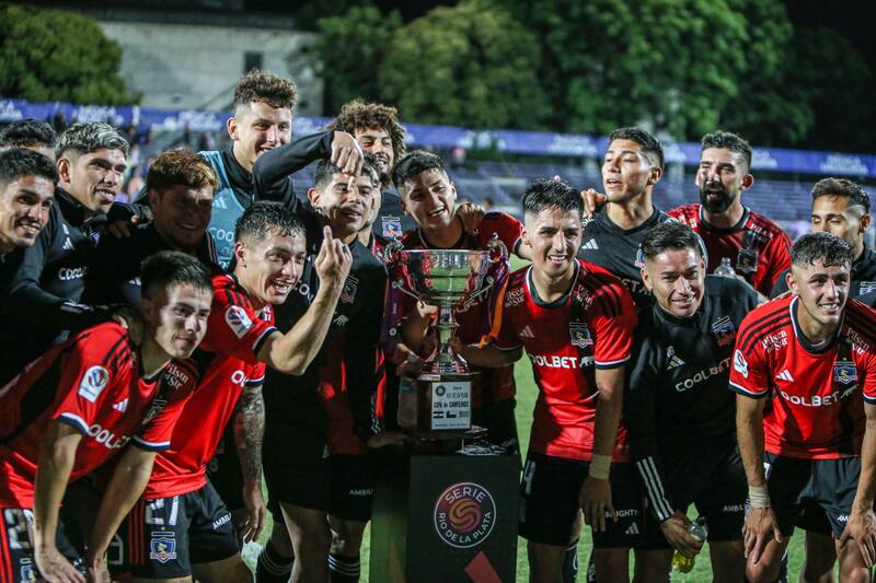 con el plantel de Colo Colo tras el triunfo 4-3 ante Liverpool de Uruguay.