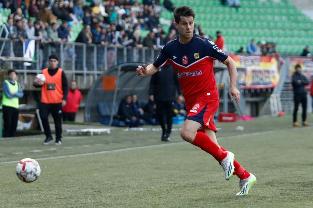 El delantero disputando Copa Chile con Vicente Pérez Rosales. Foto: Aton.