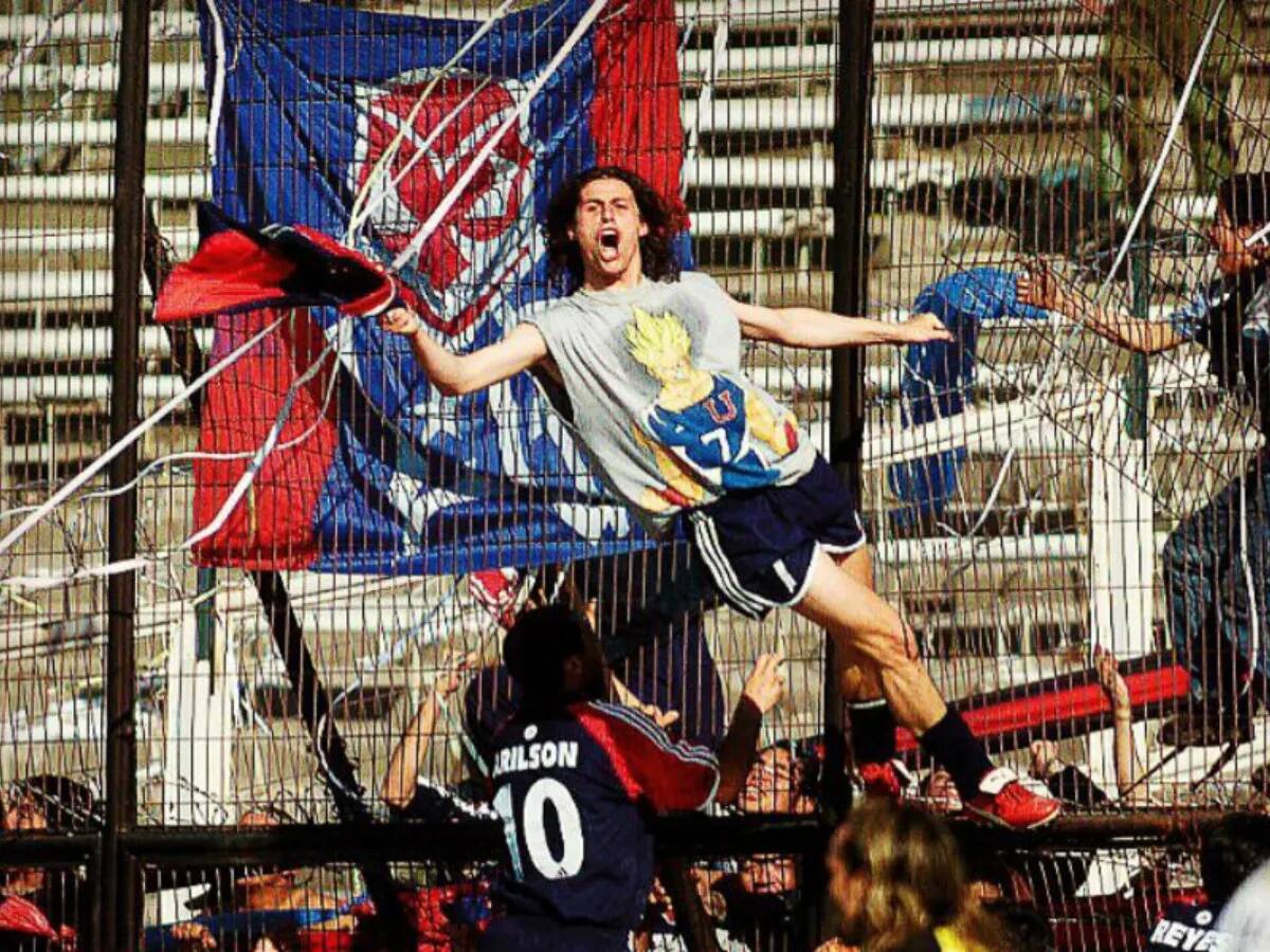 Diego Rivarola celebra en la reja del Monumental su gol en el último triunfo de la U en Macul el 2001.