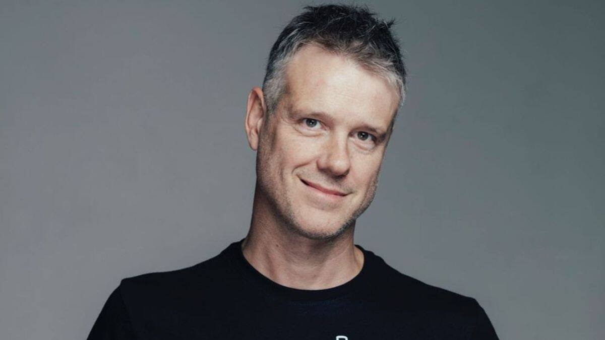 Quién es Diego Rougier, director de “Casado con hijos” y esposo de Javiera Contador