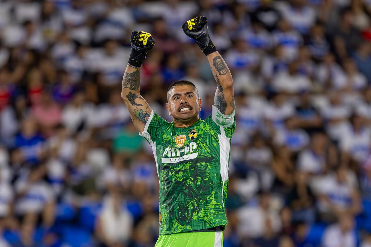 El portero de Coquimbo Unido respondió a las provocaciones de los hinchas de la UC. Foto: Felipe Escobedo / En Cancha