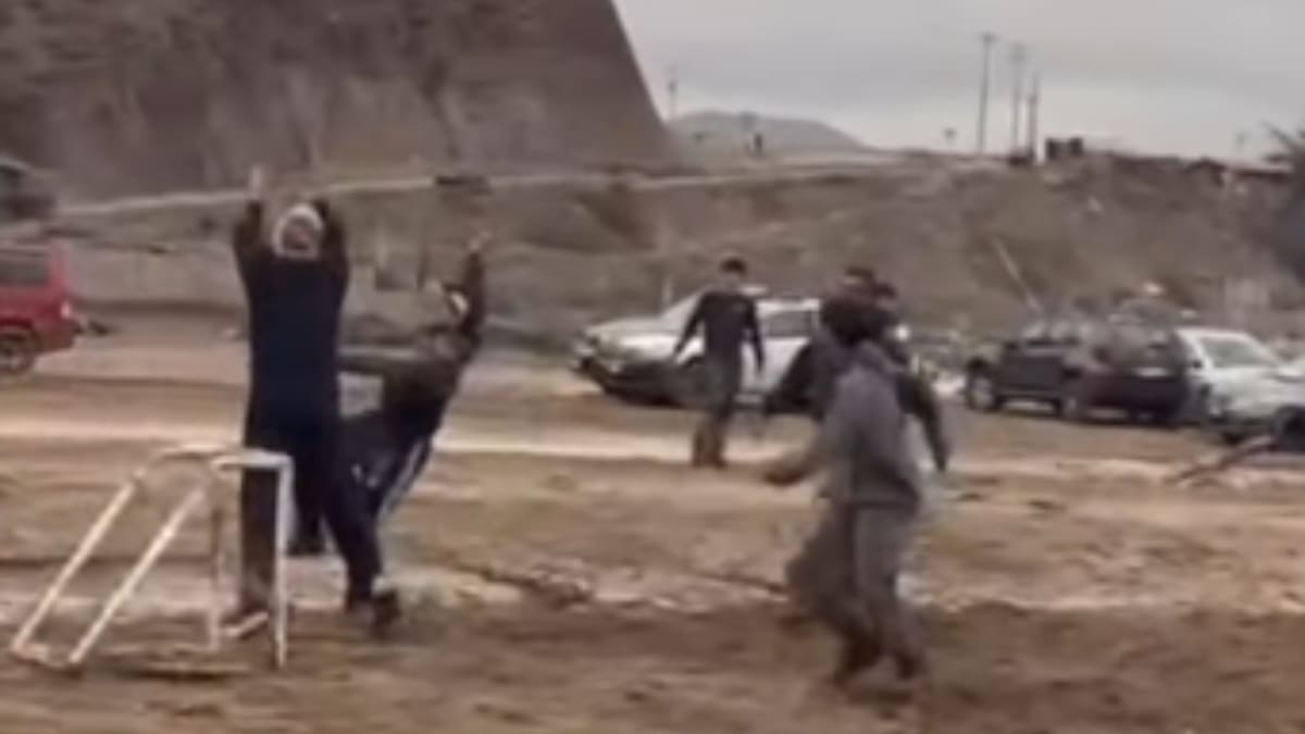 VIDEO | Pichanga en el barro: Mono Sánchez y Dylan Glaby emocionan con su gesto hacia los damnificados en Coquimbo