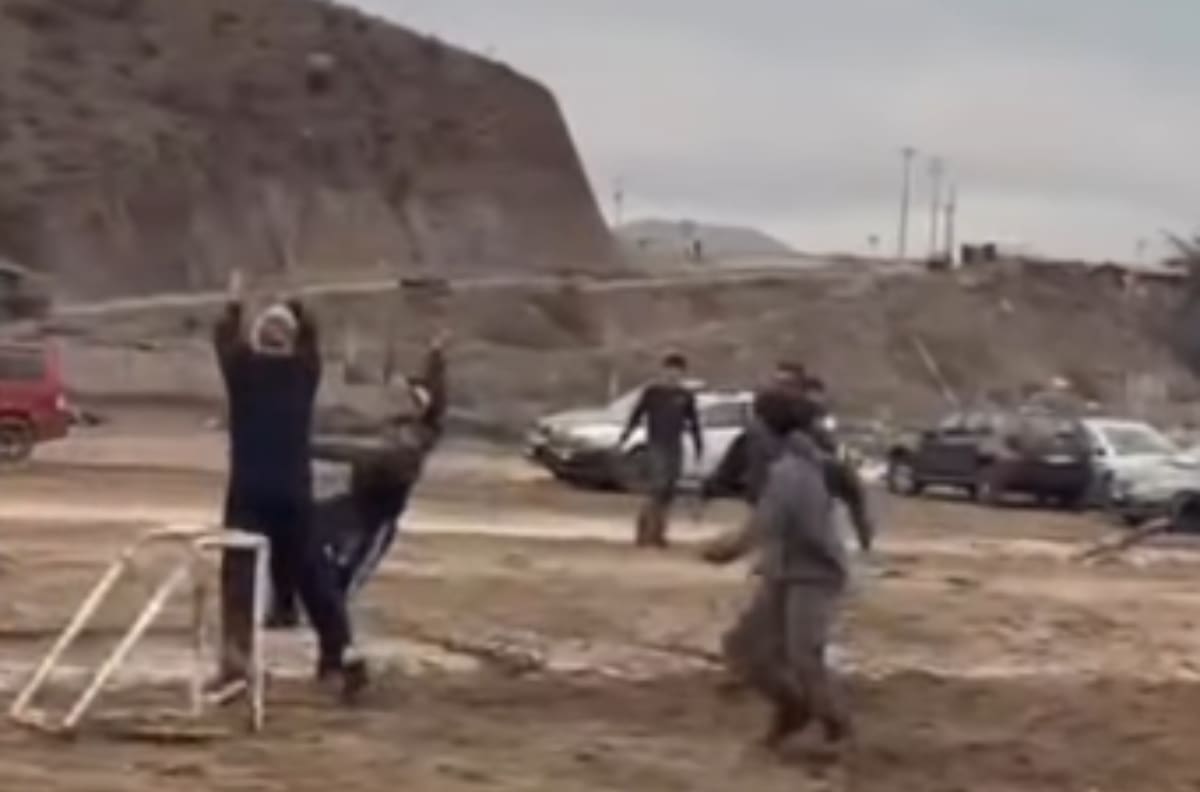 VIDEO | Pichanga en el barro: Mono Sánchez y Dylan Glaby emocionan con su gesto hacia los damnificados en Coquimbo
