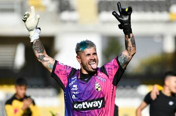 VIDEO | Mono Sánchez repitió locura: salió a jugar con pares de guantes y zapatos distintos