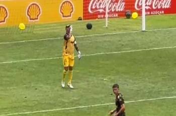 Con gestos obscenos: la disputa del Mono Sánchez con Fabián Cerda en el Clásico de la Cuarta Región