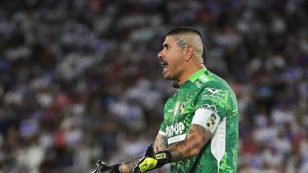 Mono Sánchez fiel a su estilo tras burlas de los hinchas de la UC: “No se perdió una copa, no se perdió una final”