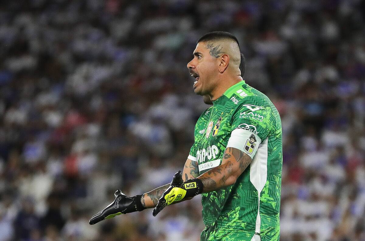 Mono Sánchez fiel a su estilo tras burlas de los hinchas de la UC: “No se perdió una copa, no se perdió una final”