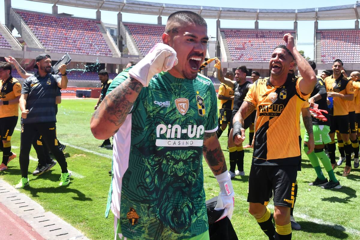 El plantel de Coquimbo Unido celebrando el triunfo ante La Serena. Foto: Agencia Aton.