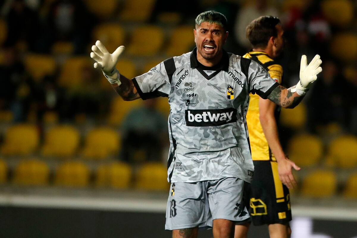 El meta se enojó con el arbitraje.