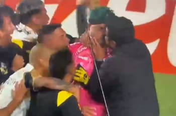 VIDEO | El festejo de Coquimbo Unido que terminó en un particular beso al Mono Sánchez