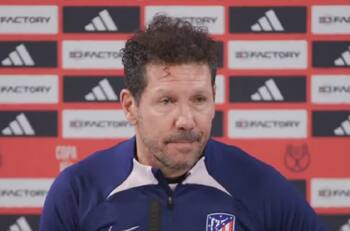 VIDEO | Cholismo puro: Diego Simeone se niega a hacerle pasillo a su clásico rival