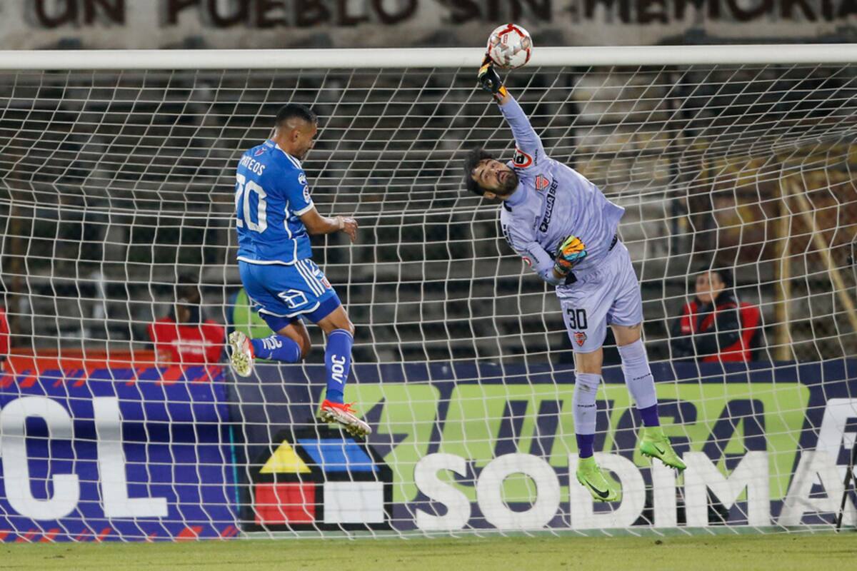 El golero tapó todo en el duelo de la U y Ñublense. Foto: Aton.