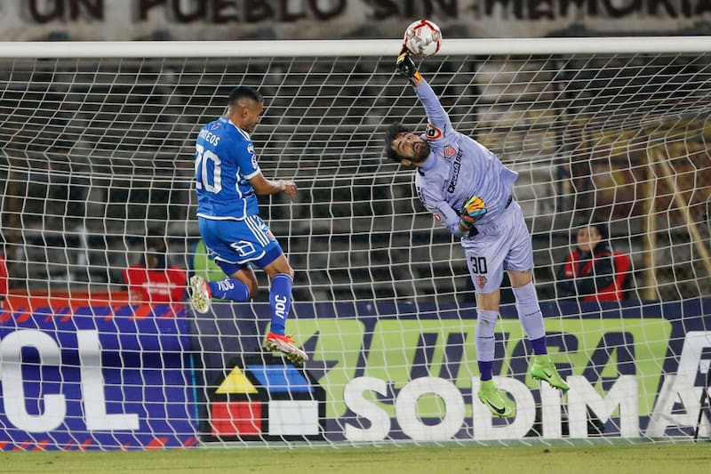 El golero tapó todo en el duelo de la U y Ñublense. Foto: Aton.