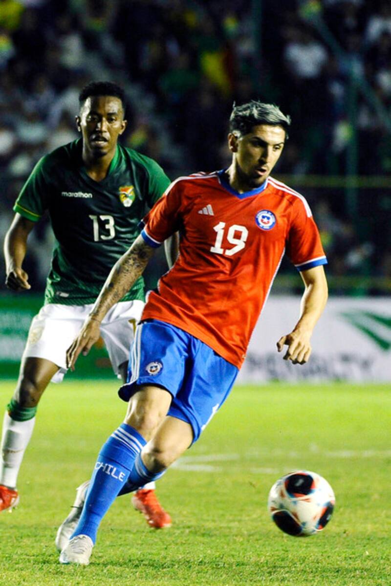 El mediocampista Diego Valdés en el partido entre La Roja vs. Bolivia. Foto: Aton.
