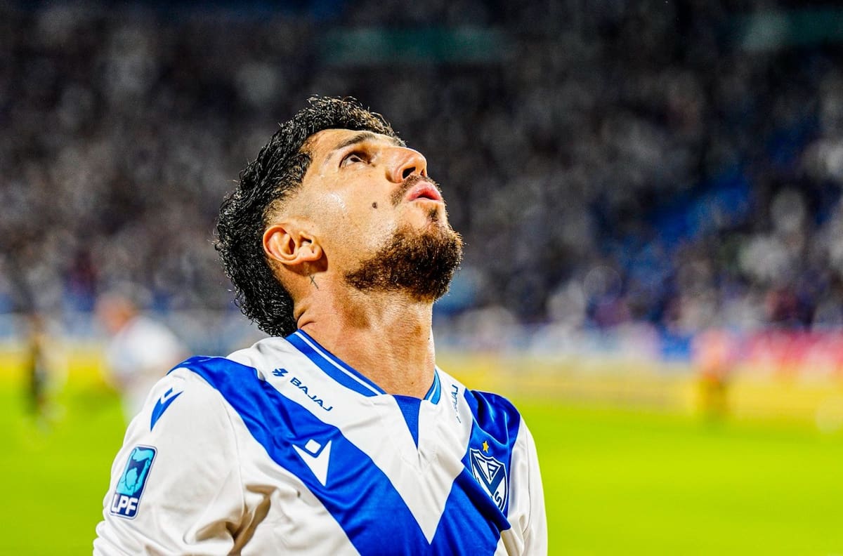 Se complica Colo-Colo: Vélez escuchará ofertas por Diego Valdés solo si superan los 2 millones de dólares