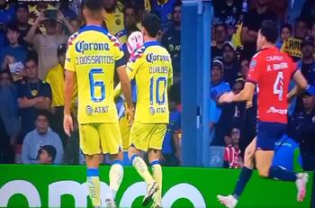 VIDEO | El desleal patadón a Diego Valdés en el clásico mexicano que generó feroz gresca