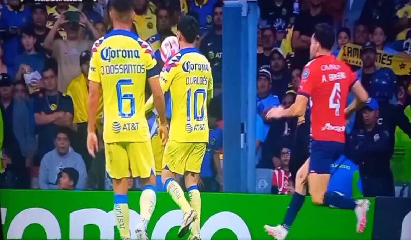 Recibió una desleal infracción en el clásico mexicano.