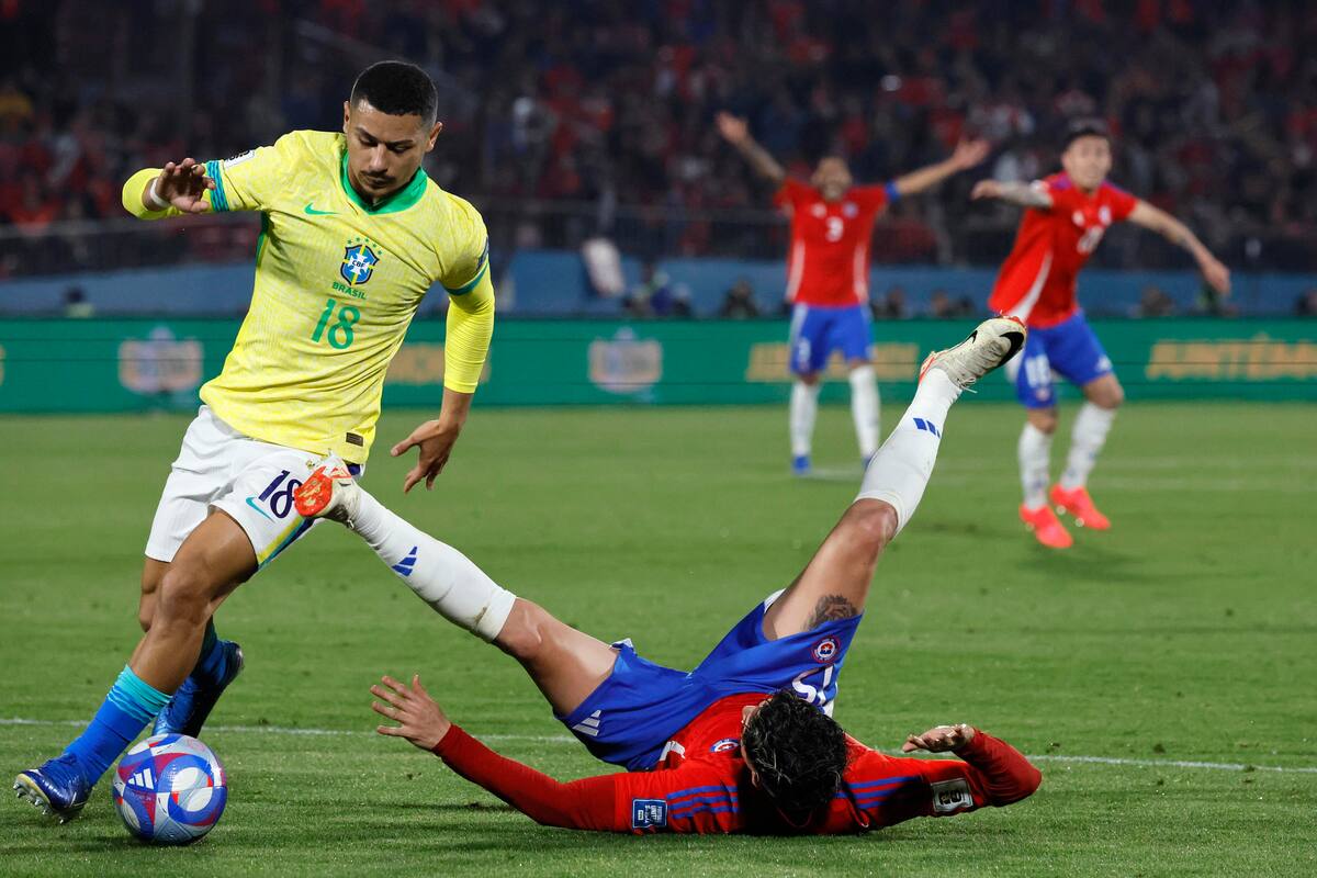 defendiendo a la Selección Chilena vs Brasil. Foto: Agencia Aton.