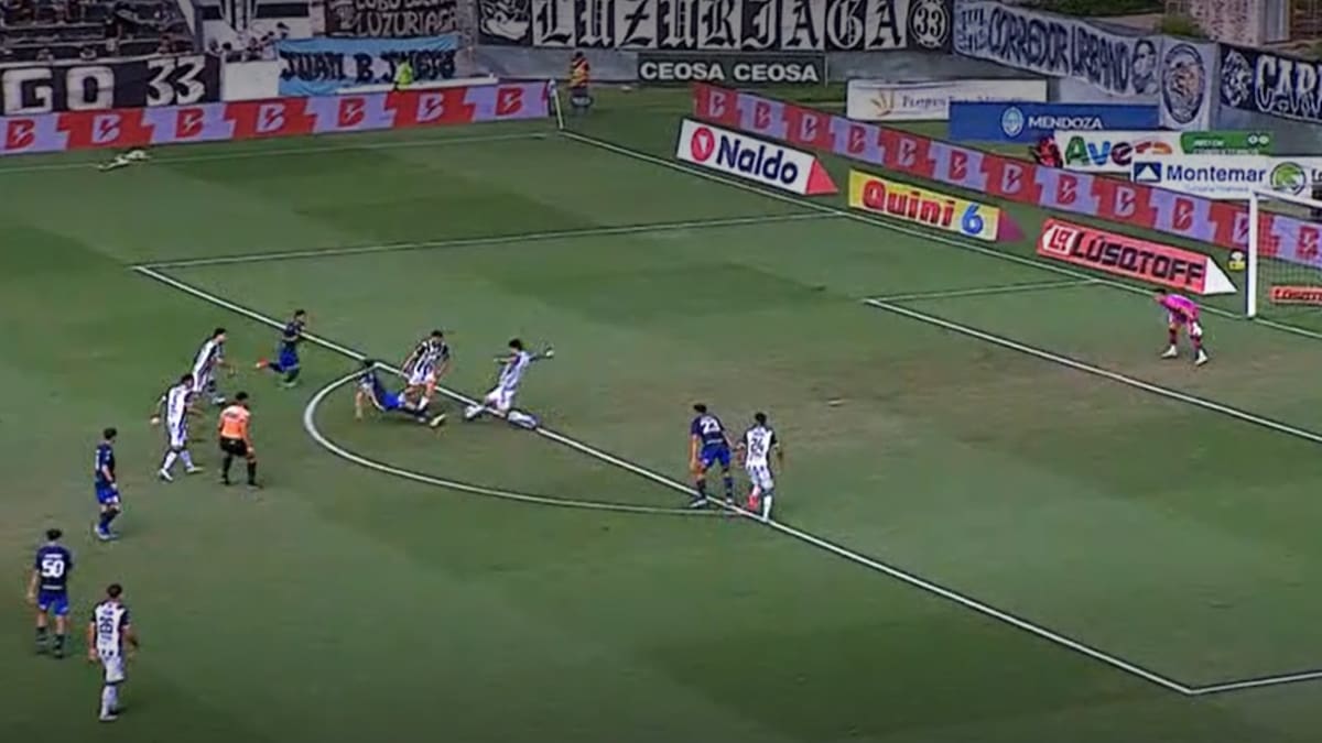 VIDEO | Desde el suelo: la genial asistencia de Diego Valdés que terminó en golazo de Vélez