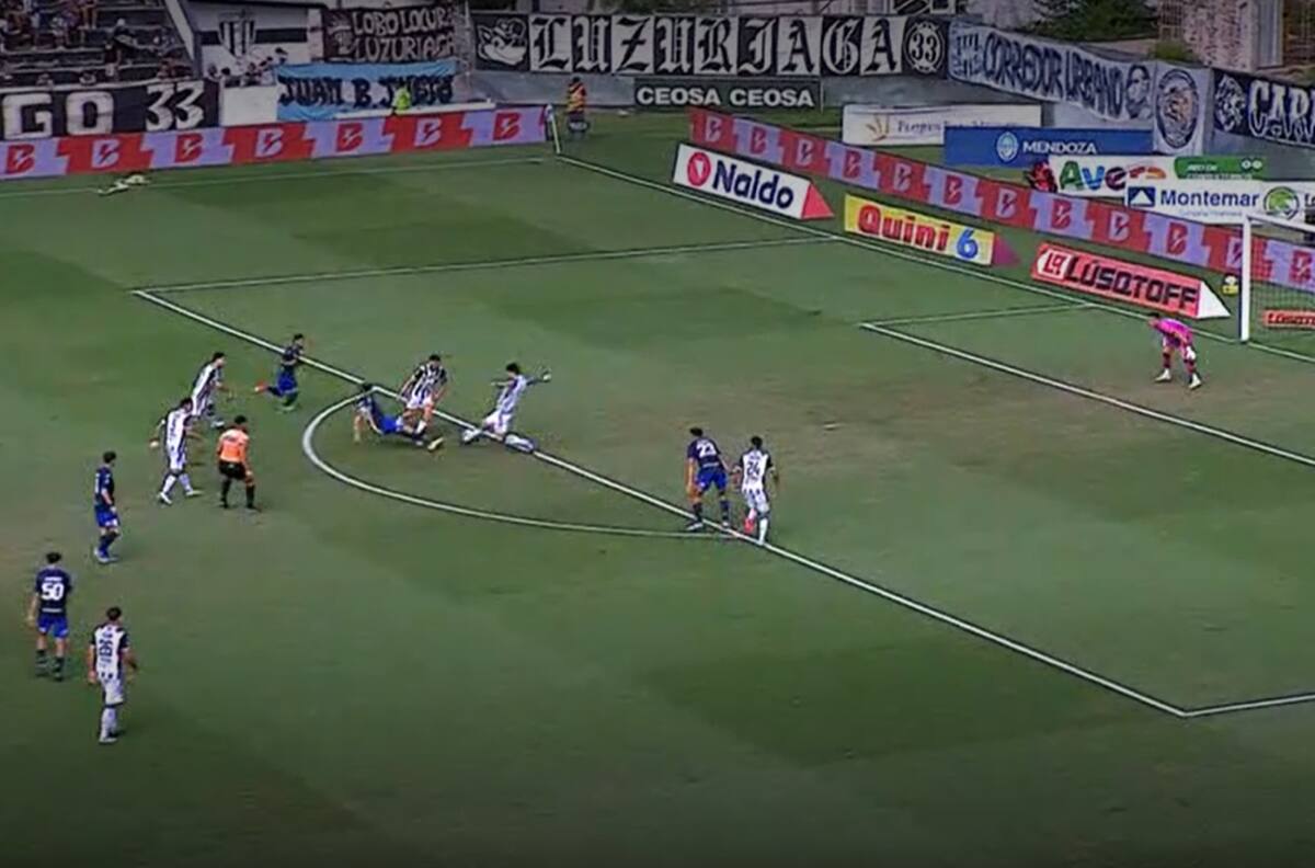 VIDEO | Desde el suelo: la genial asistencia de Diego Valdés que terminó en golazo de Vélez