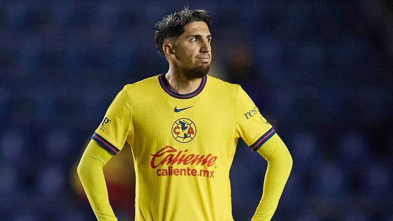 Diego Valdés se molestó al ser sustituido.