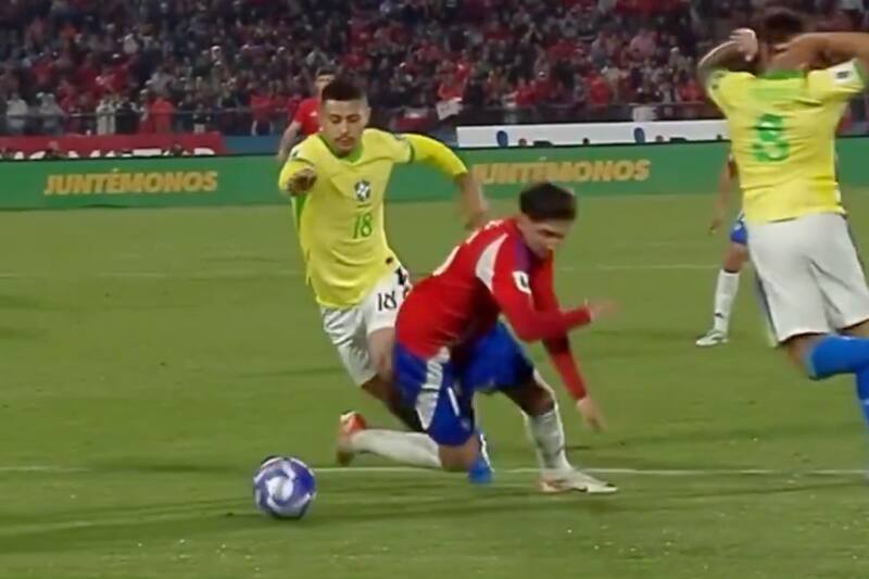 cayó en el área de Brasil y ni siquiera fueron al VAR.